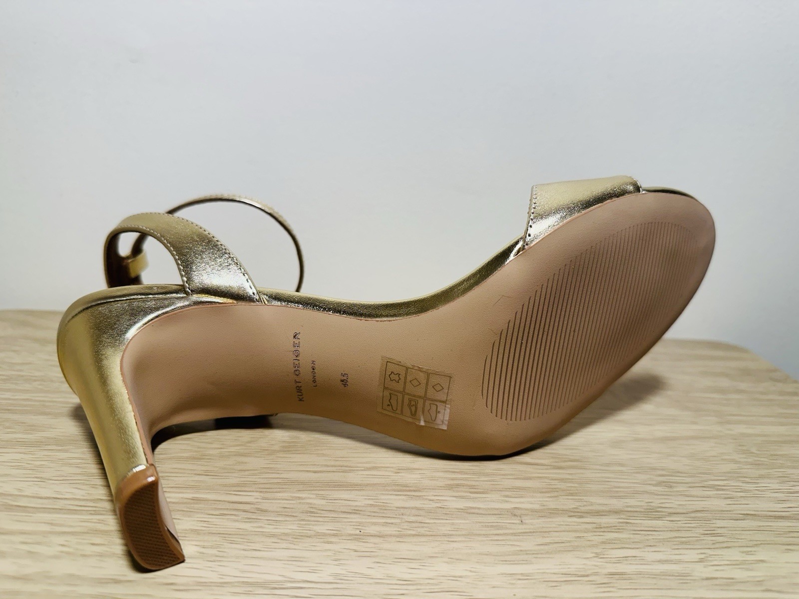 Kurt Geiger London ankle strap logo heeled shoes metallic gold NWOB 9.5 (40.5)