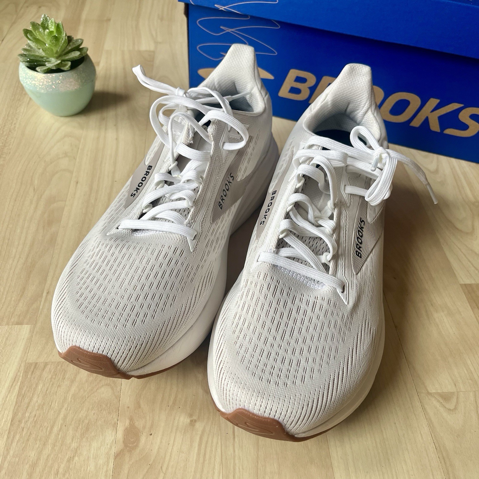 New In Box Size 10D Wide – Brooks Revel 8 White Chateau Grey