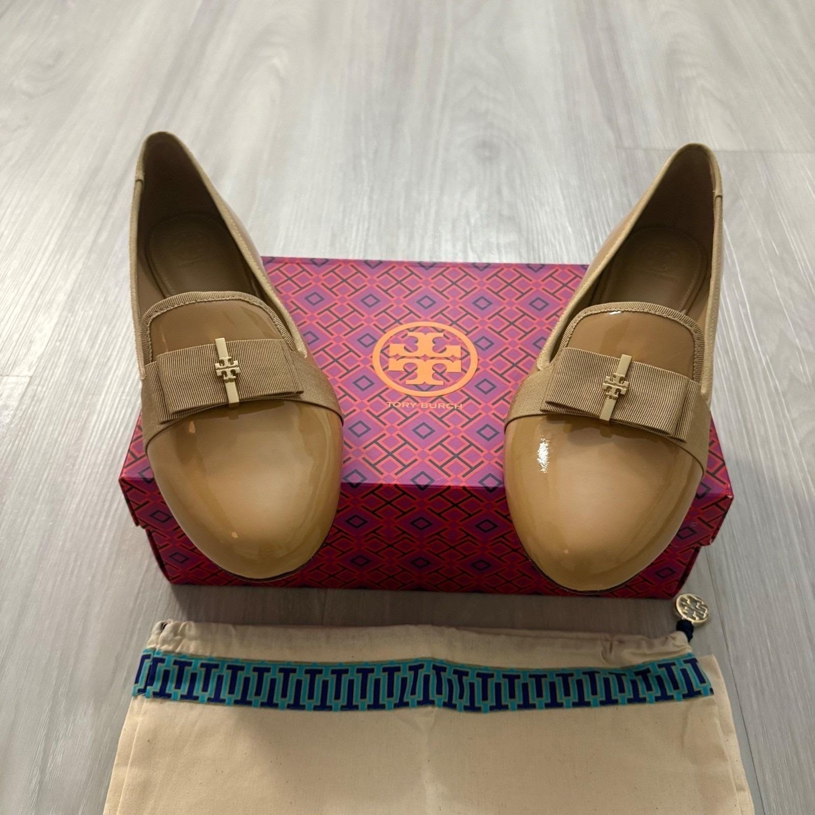 Tory Burch Gigi Patent Leather Bow Loafers Tan Beige Gold Logo Flats 10M 32944