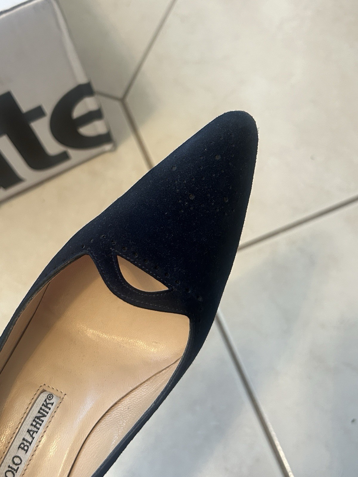 Manolo Blahnik 35.5 Blue Suede Kitten Heel Pump