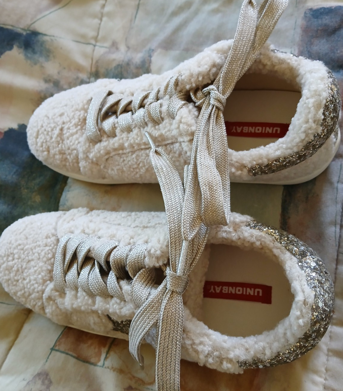 LADIES TENNIS SHOES BY UNION BAY FAUX FLEECE, SIZE 10M (NEW). STAR ON OUTSIDES.