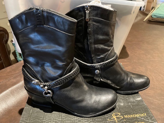 MAKOWSKY LEATHER BOOTS WITH REMOVABLE HARNESS BLACK SIZE 8.5 MEDIUM NEW IN BOX
