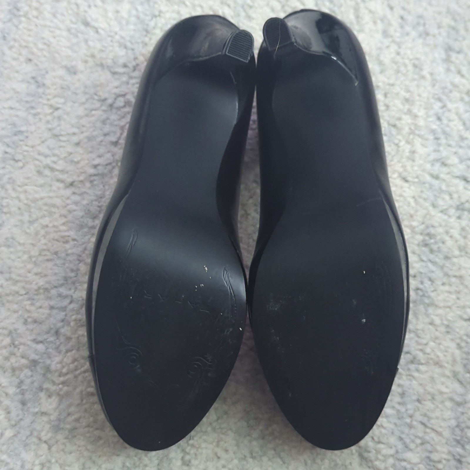 Tahari Women’s Black Leather Cap Toe Pump Stiletto Heel Round Toe Slip-On 5.5