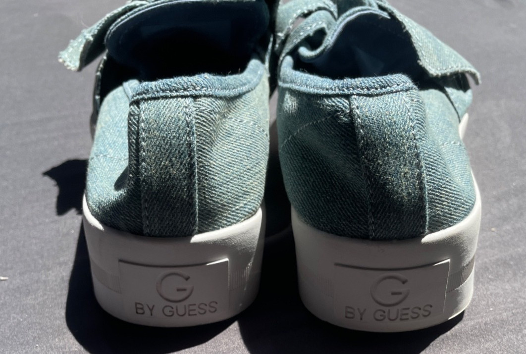 WOMENS BLUE DENIM US SIZE 8.5 GUESS SLIP ON SHOES ST157