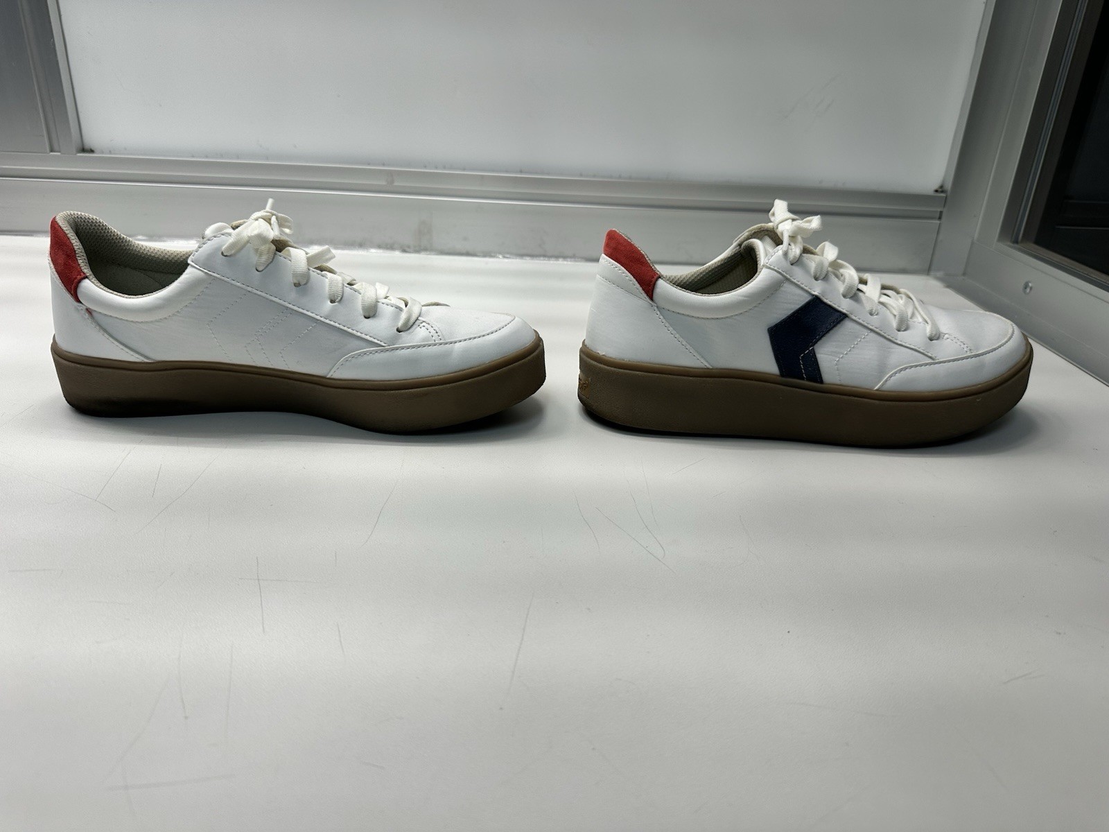 Dr. Scholl’s Women’s Madison Lace Sneakers Size 9. Features Blue, & Red