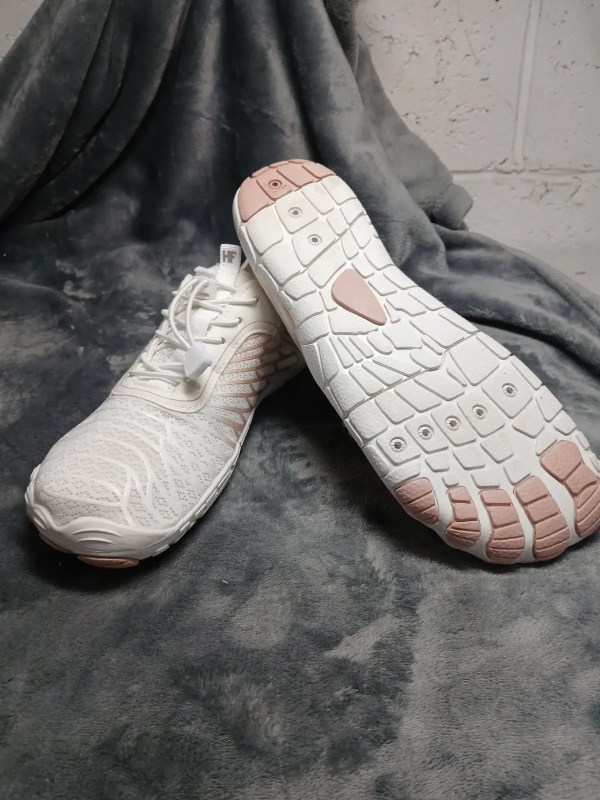 HF Women’s Athletic Sneakers US 10 -10.5 White Knit Low Top Slip On Lace Lock