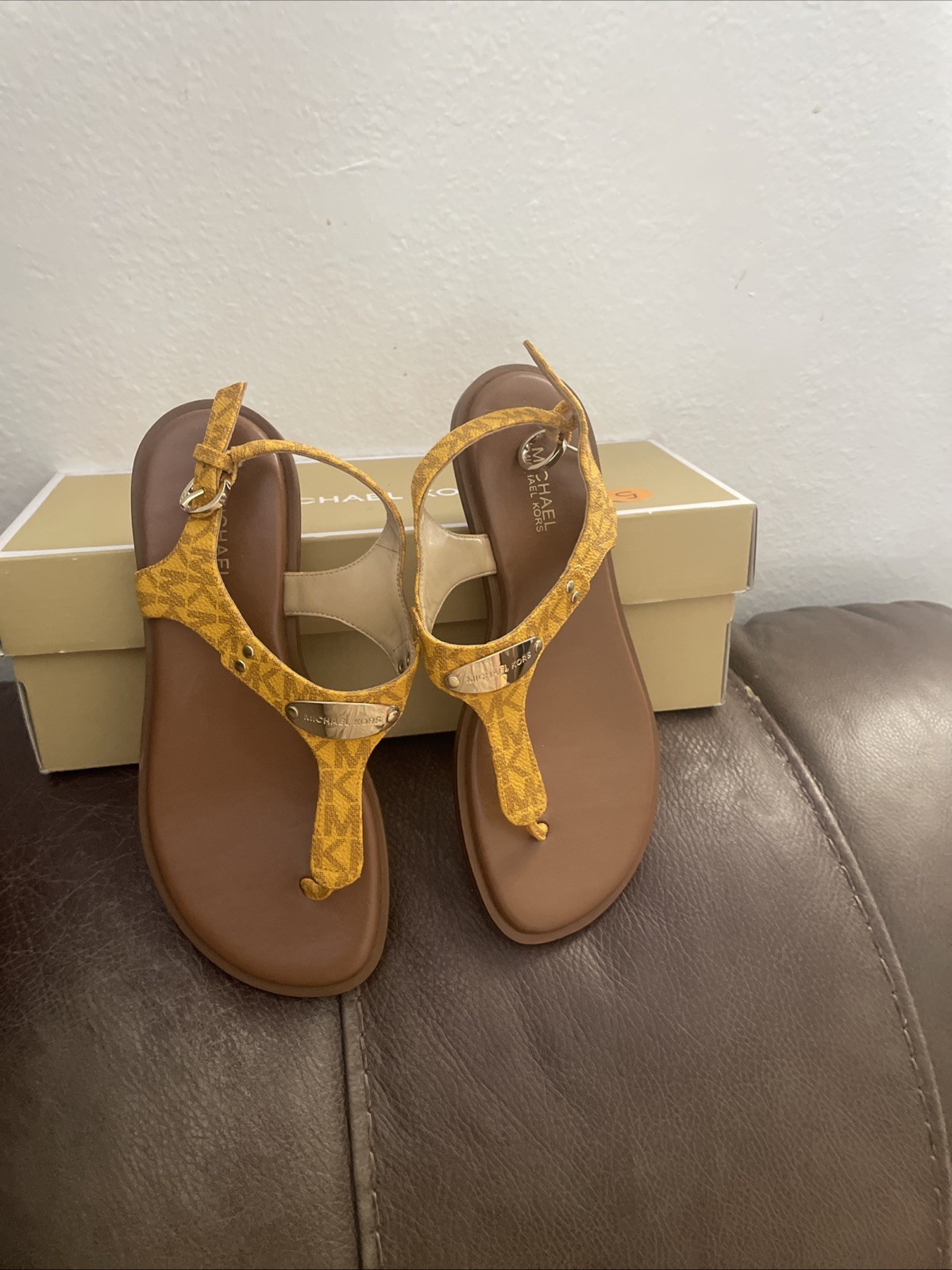 Michael Kors Women’s MK Plate Thong Buttercup Slip On