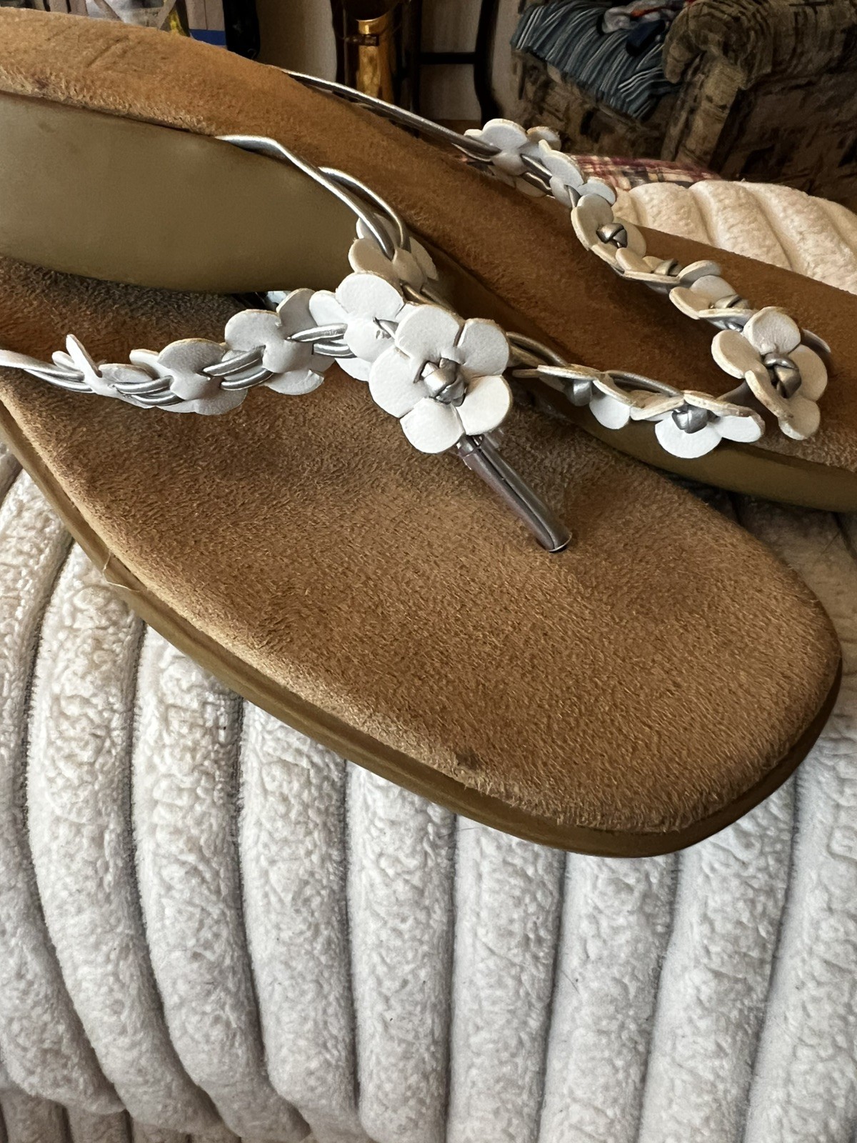 Women’s Mootsies Tootsies Sandals Size 7.5 White & Silver Daisies Slide on Shoes