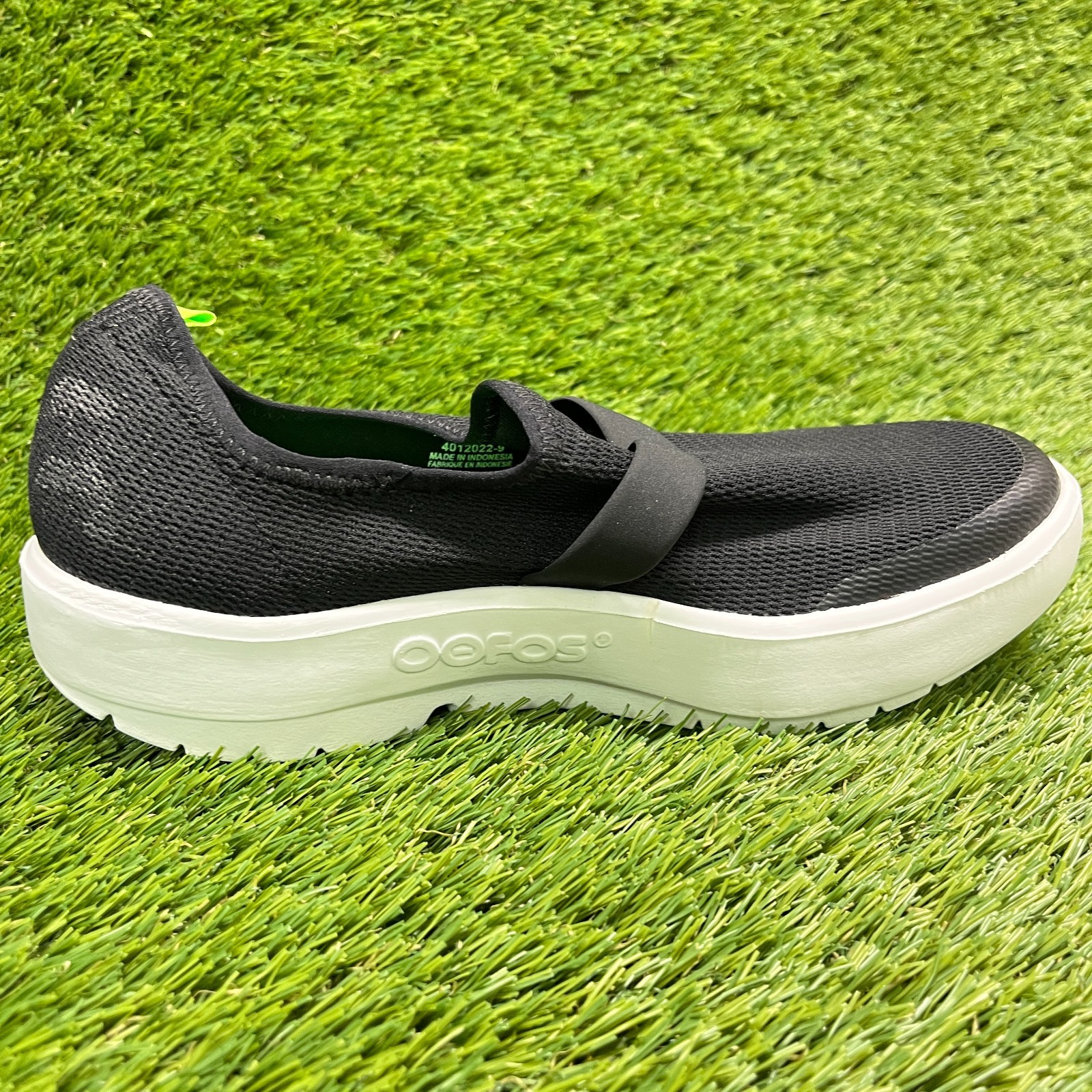 OOFOS OOmg eeZee Low Womens Size 8.5 Black Casual Walking Slip On Recovery Shoes