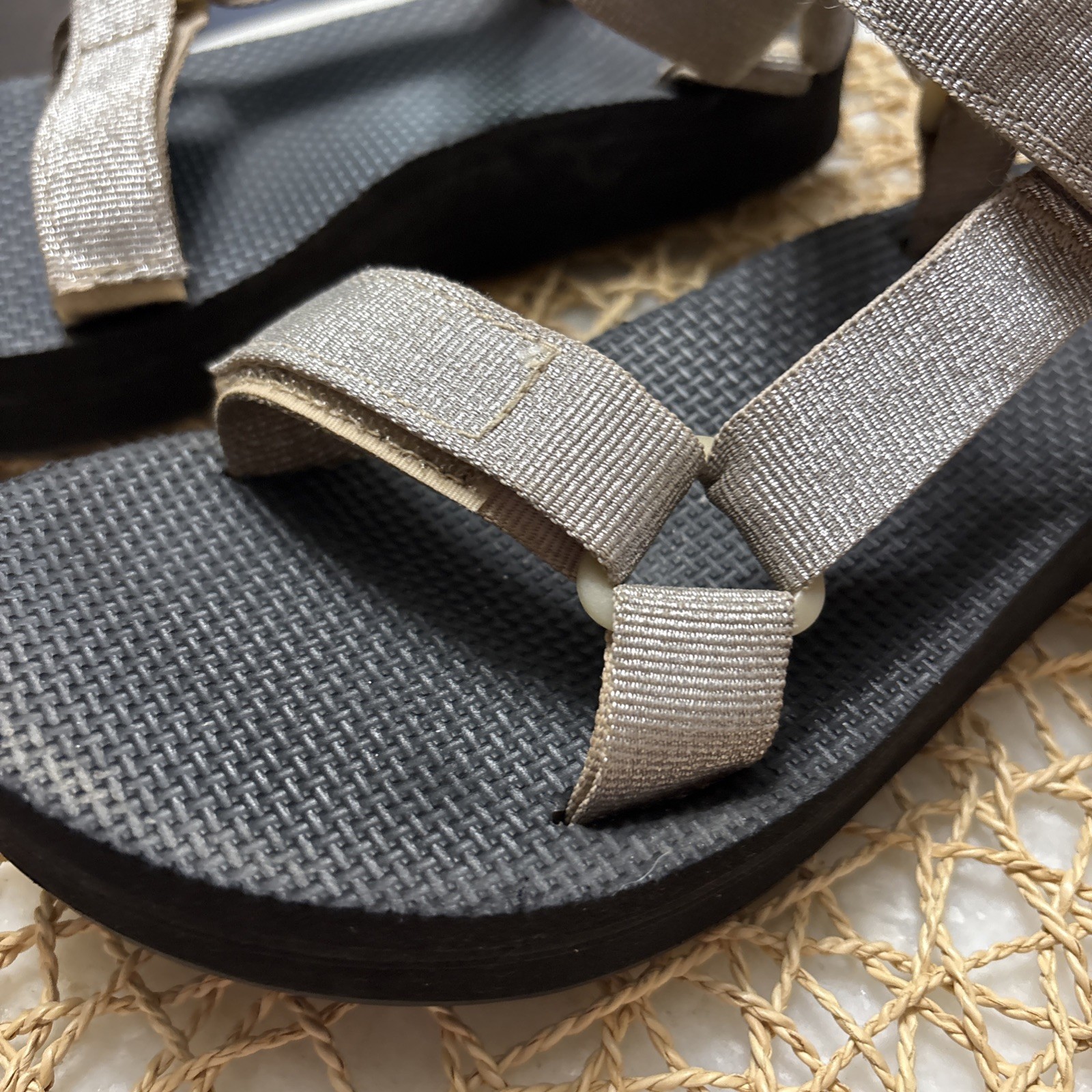 TEVA midform universal women’s Size 6 In Champagne Black Metallic Strappy