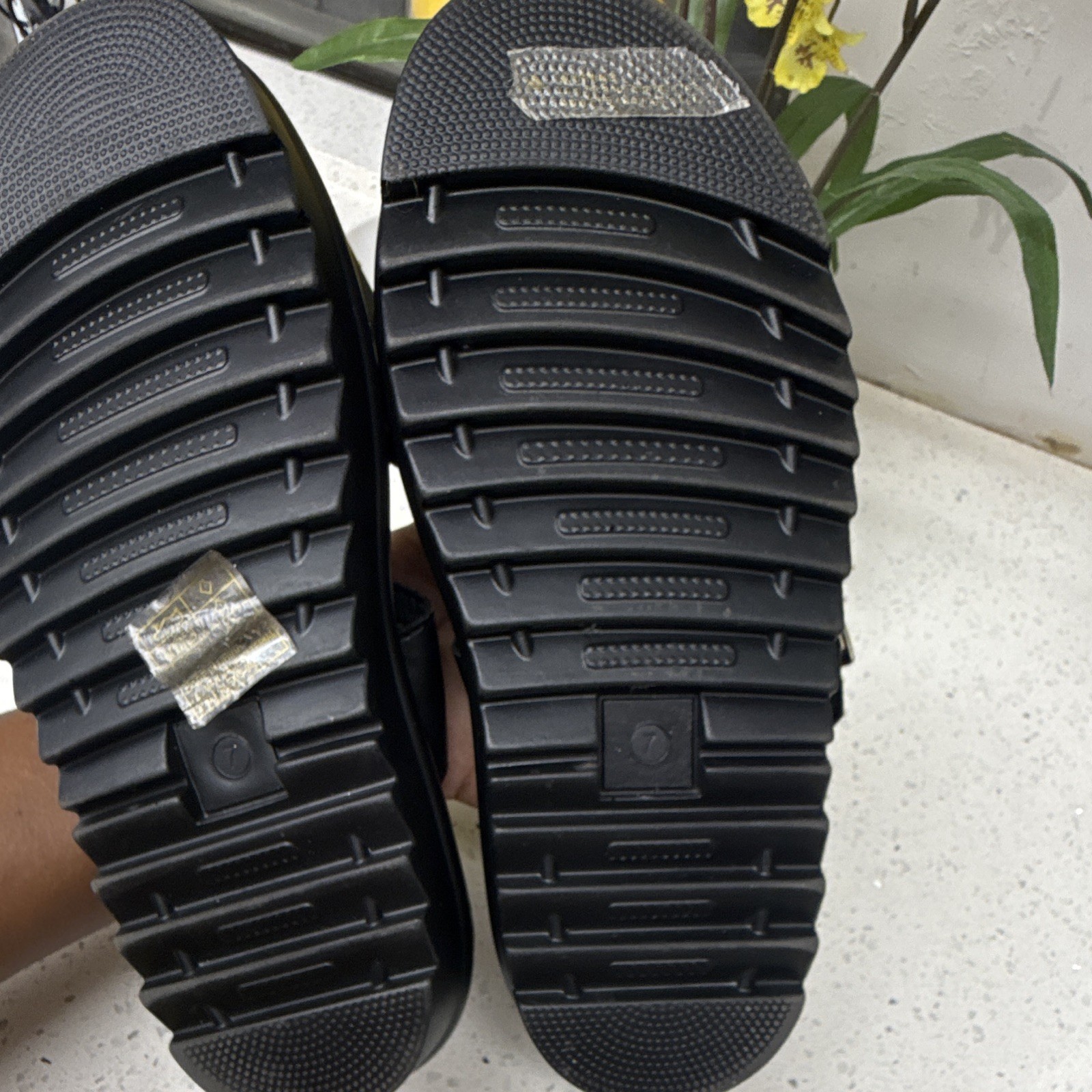 Mudd Womens Black Leather Strappy Studded Buckle Sandals Size 7