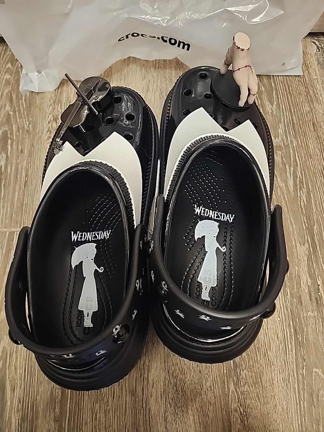 WEDNESDAY ADDAMS X CROCS STOMP CLOGS NWT NEW IN BAG Size W8 / M6