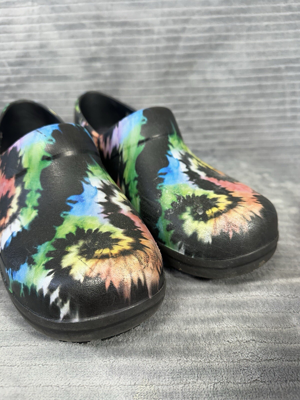 Crocs 10 Dual Comfort Neria Pro II Graphics Tie Dye Slip Resistant Nurse Clogs