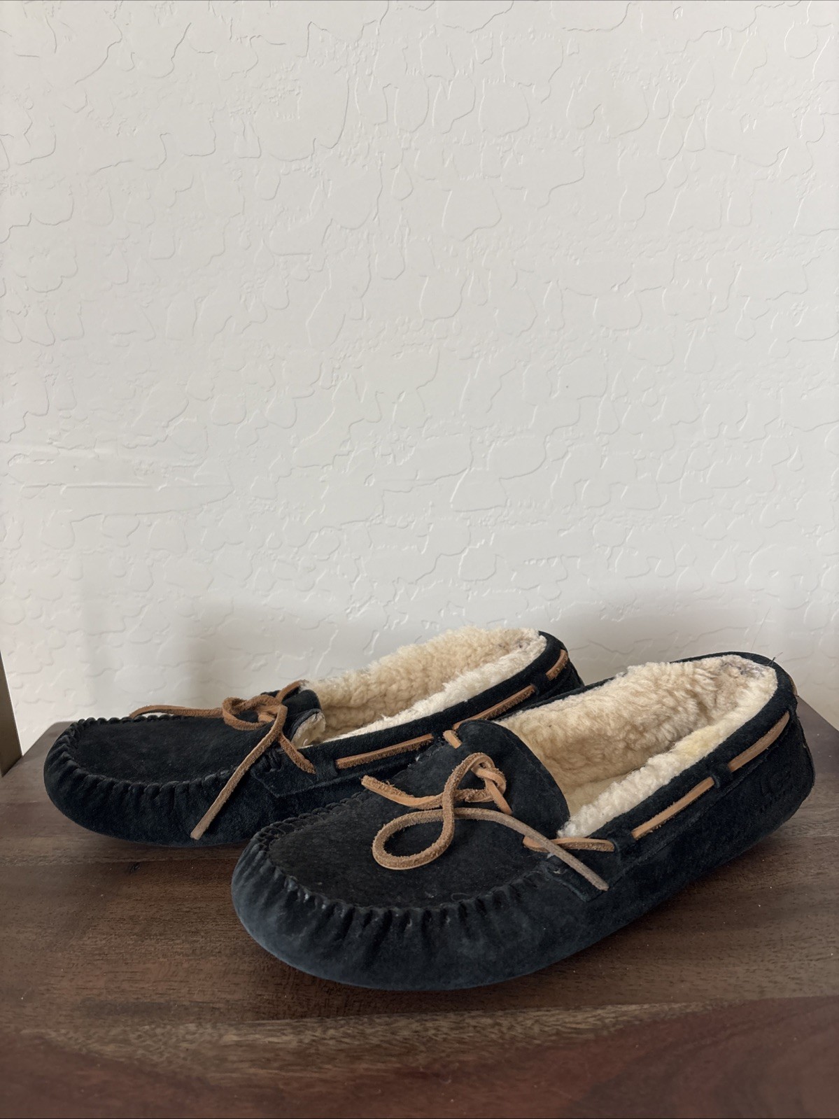 UGG Australia Dakota Black Suede Moccasin Sheepskin Shearling Shoes Women US 9