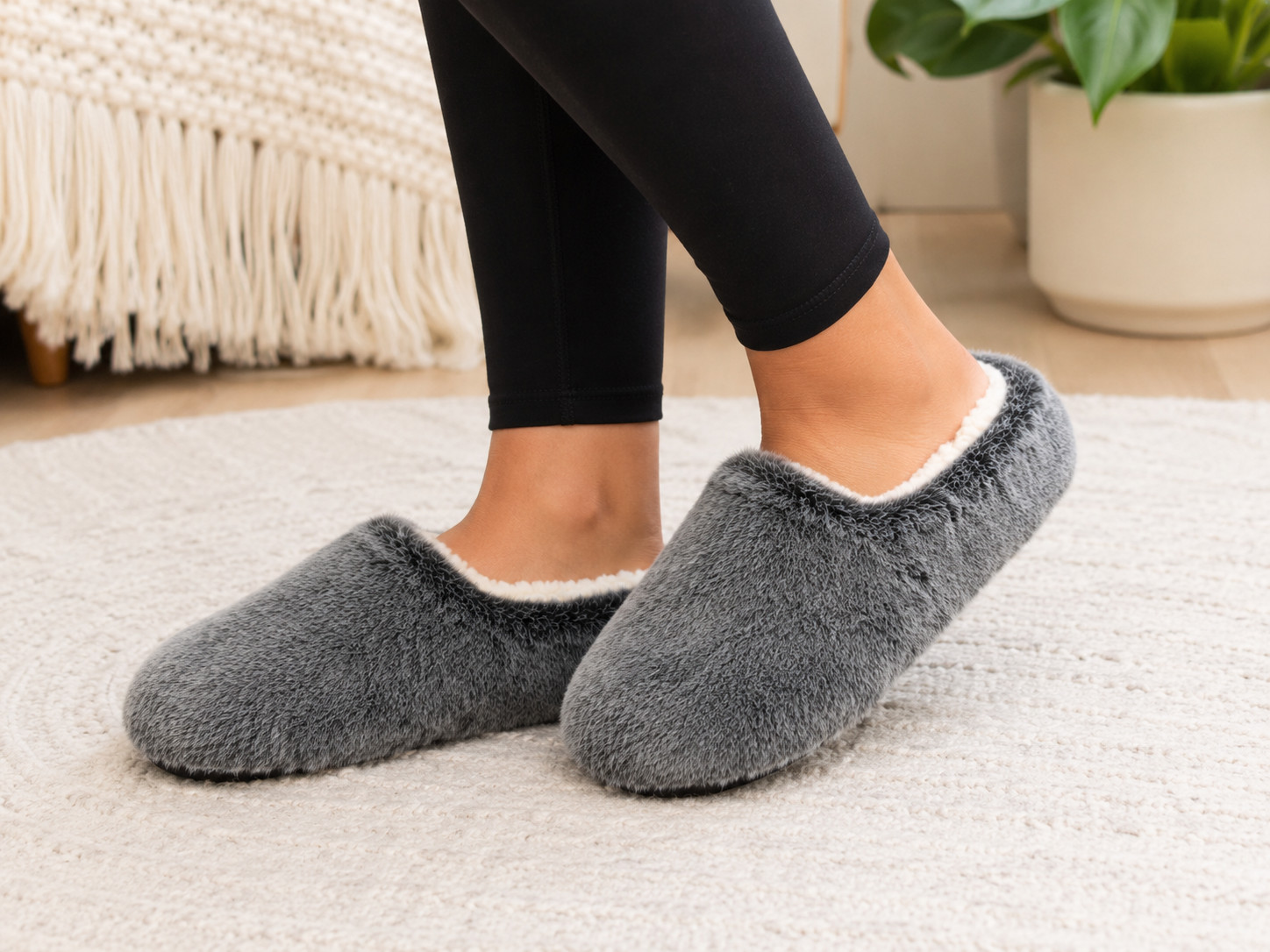 Auden Faux Fur Slipper Socks Women’s S/M 5-7 Gray Sherpa Lined Non Slip Cozy