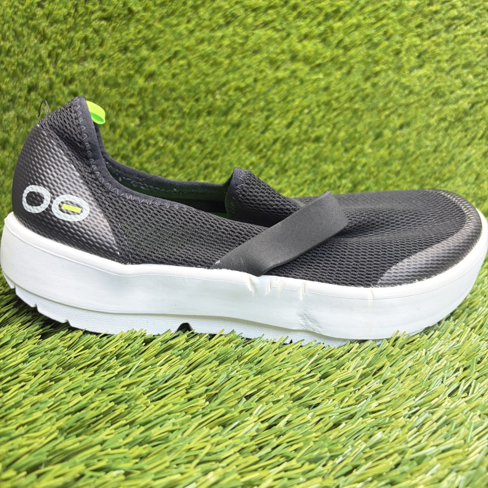 OOFOS OOmg eeZee Low Womens Size 7 Black Casual Walking Slip On Recovery Shoes