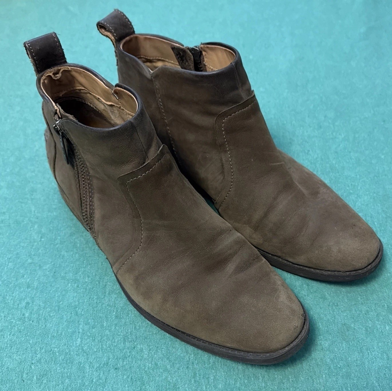 Ugg Women’s Short Brown Booties Boots Size 9 See Photos For Condition.