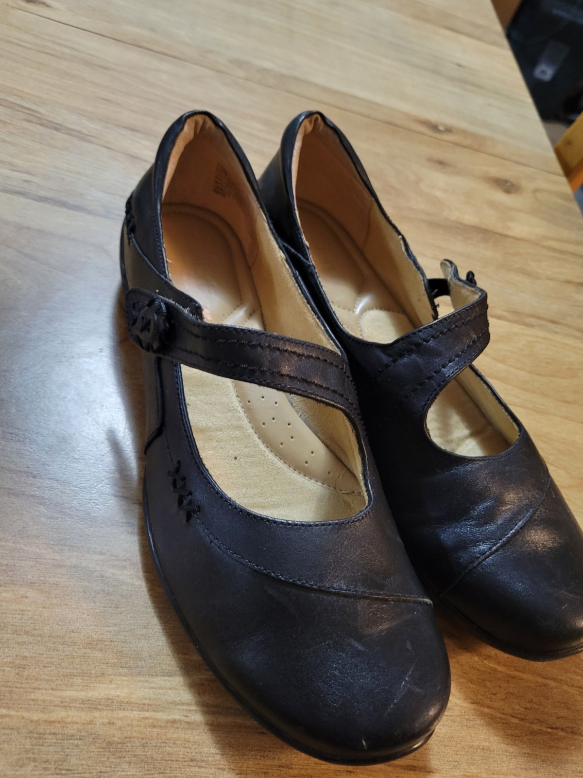 Mary Jane Style Leather Shallow Toe Comfort Flat By Strictly Comfort sz 10-M