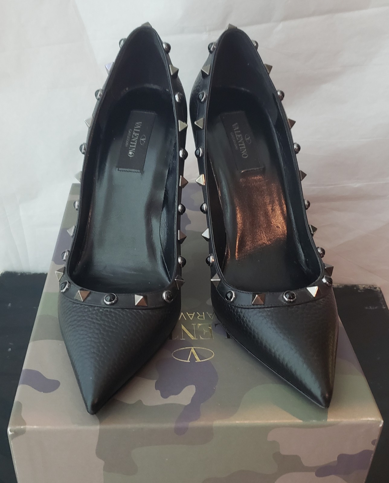 Valentino Women Pebbled Calfskin leather Rolling Rockstud black pump Size 39