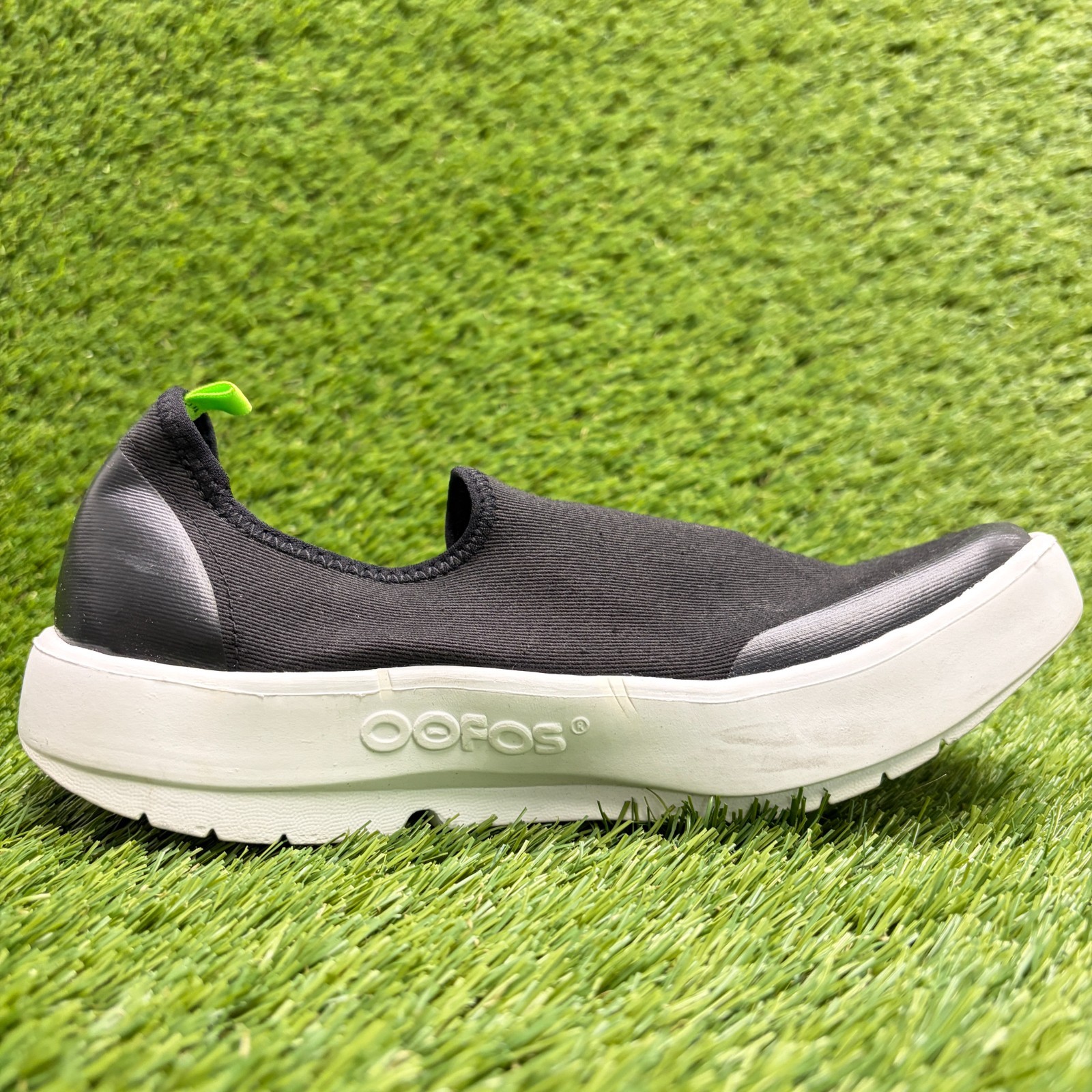 OOFOS OOmg eeZee Low Womens Size 7 Black Casual Walking Slip On Recovery Shoes