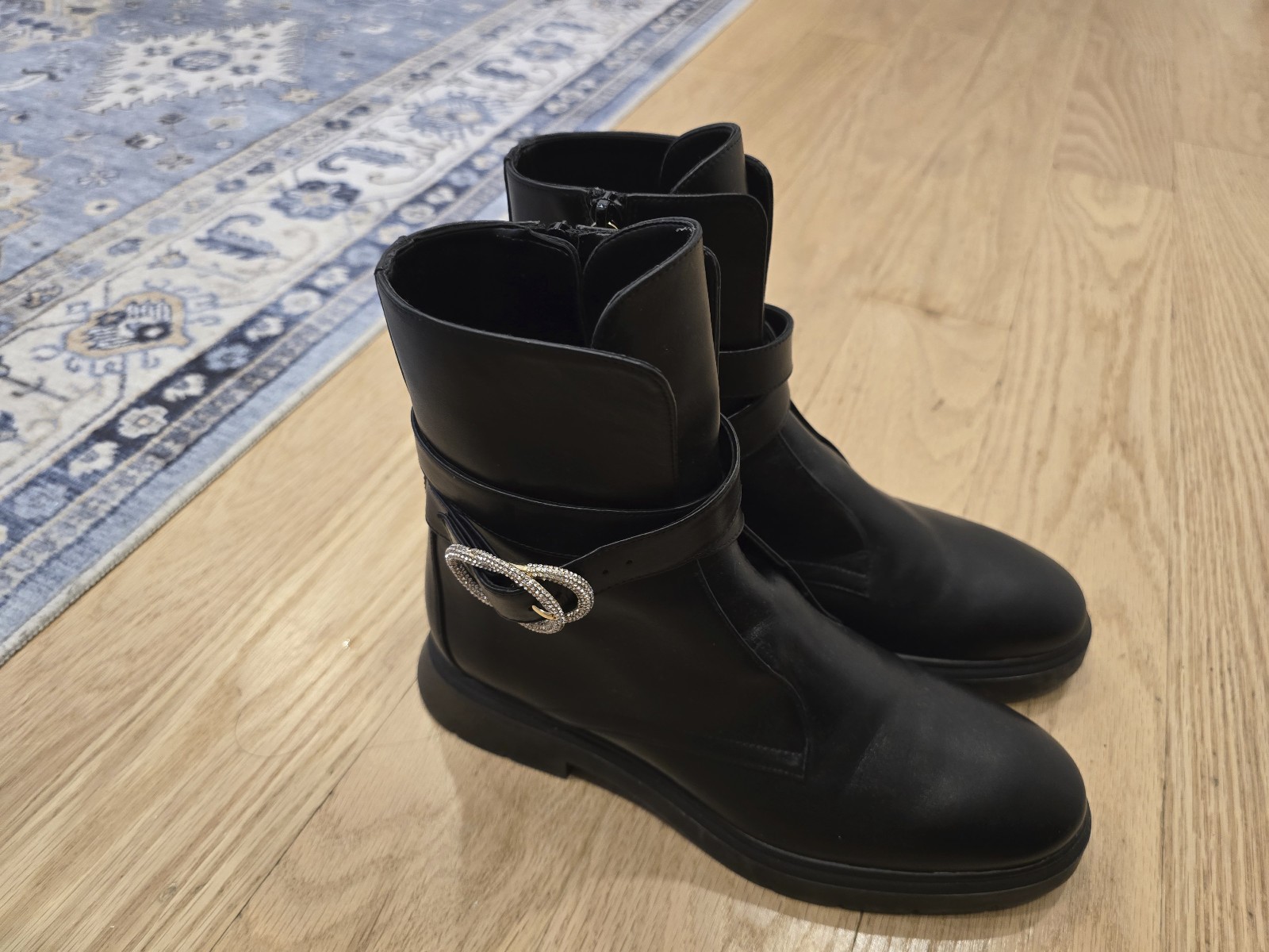 Stuart Weitzman Nib 2.5in high Crystal Buckle Leather Ankle boots 6.5B