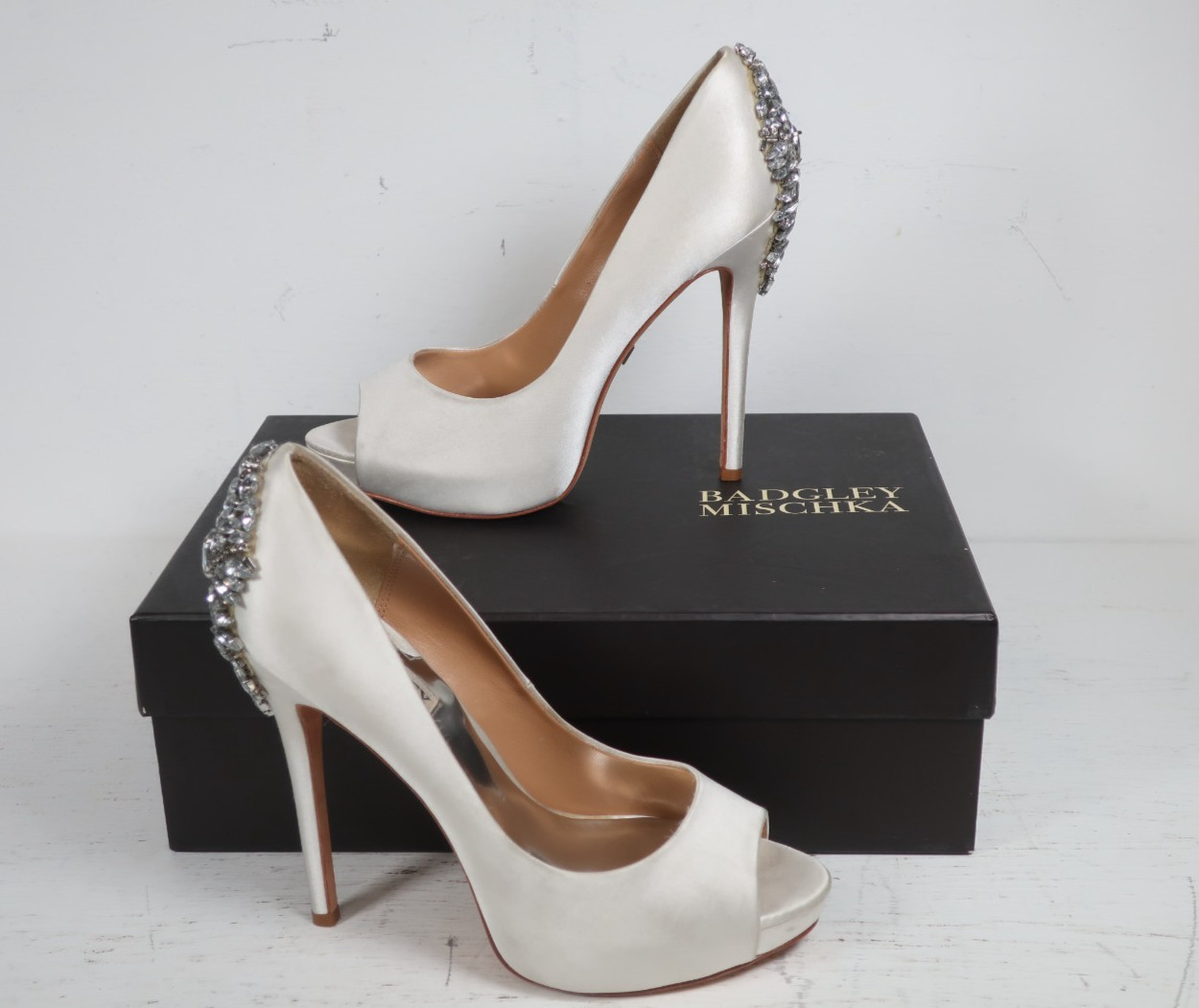 Badgley Mischka Kiara Ivory Satin Crystal Heel Pumps Women’s 7.5 Authentic