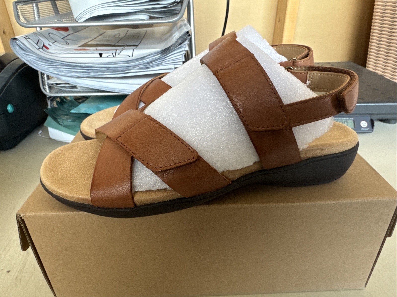 PICK SIZE / COLOR – Trotters T2417 Women River Leather Strap Strap Sandals Shoes