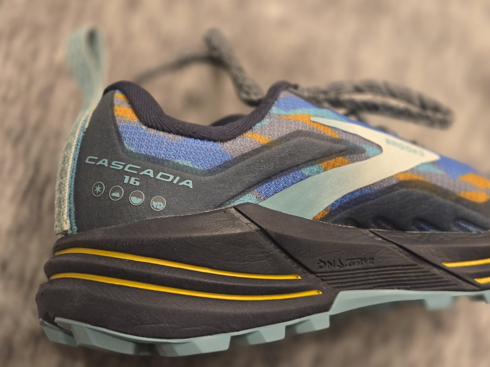 Brooks Cascadia 16 Trail Running Shoes Limited Edition Eclipse/Marina Womens 7.5