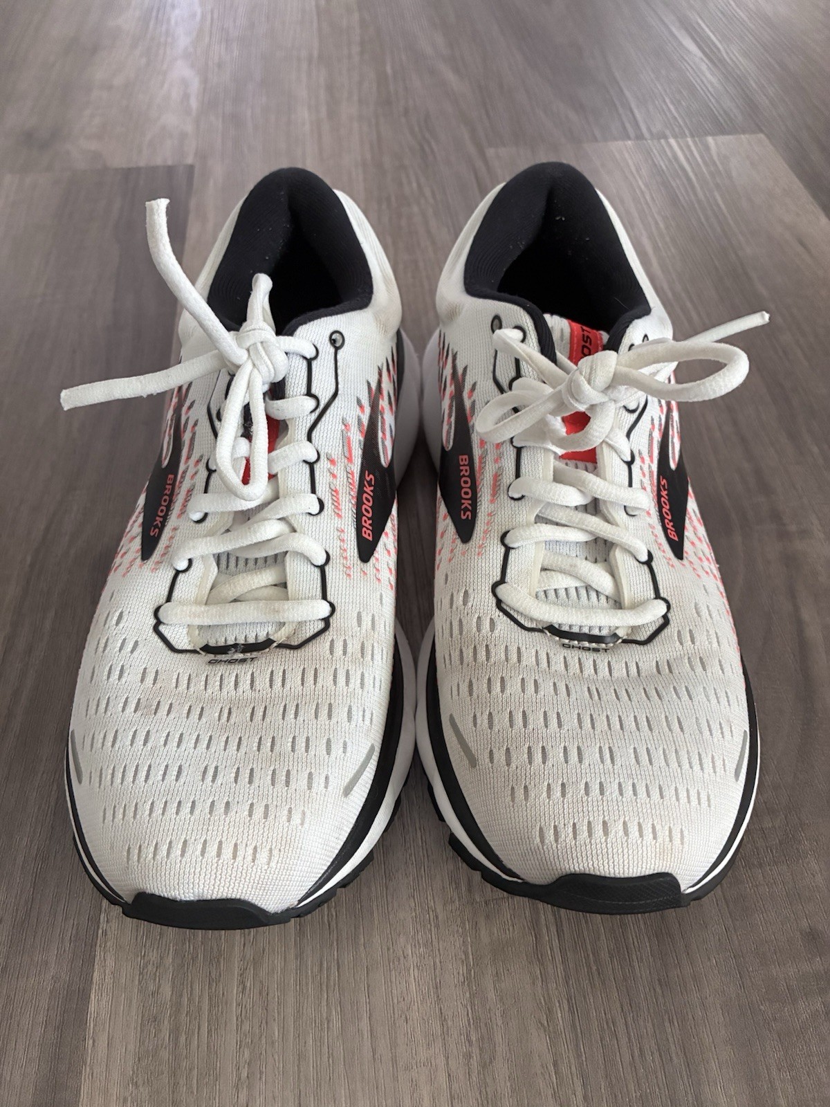 Brooks Ghost Woman’s Low Top Lace-Up Running Sneaker White Black Pink Rubber