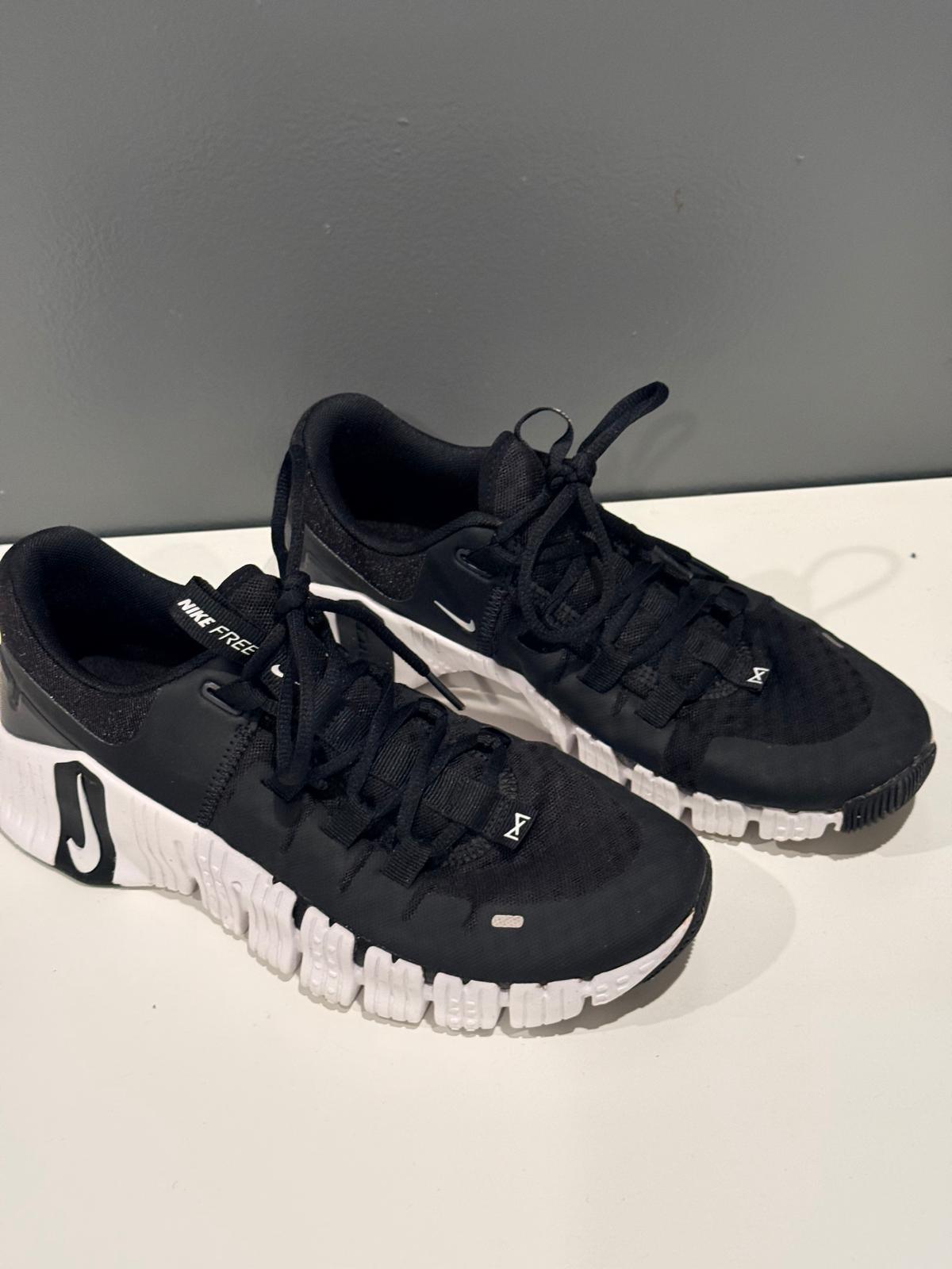 Nike Free Metcon 5 Black White DV3950-001 Women’s 8.5 Training Shoes