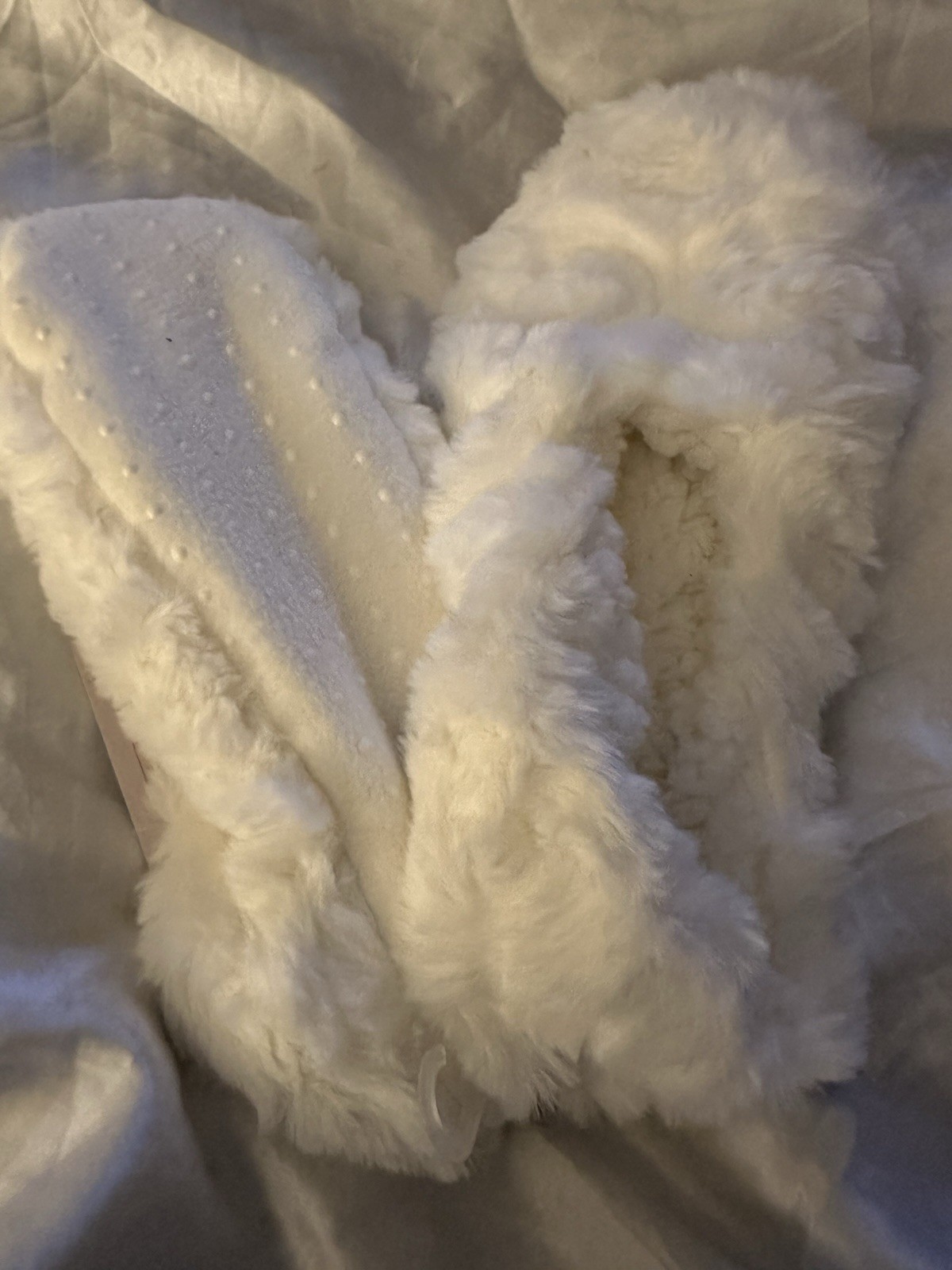 Auden 2 pairs of Fuzzy slipper socks. Leopard Print & Solid White Sz M/L (8-10)