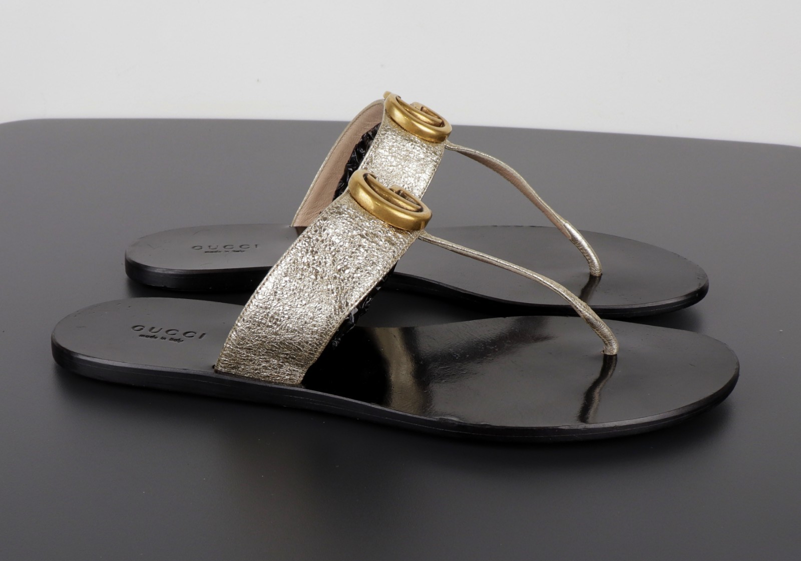 Gucci GG Marmont Metallic Logo EU39 US8 Platino Gold Leather Thong Flat Sandals