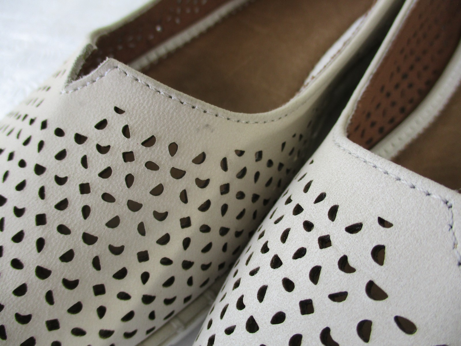 Adam Tucker by Me Too Neela Flats 8.5 Beige Perforated Leather Ballet Shoes