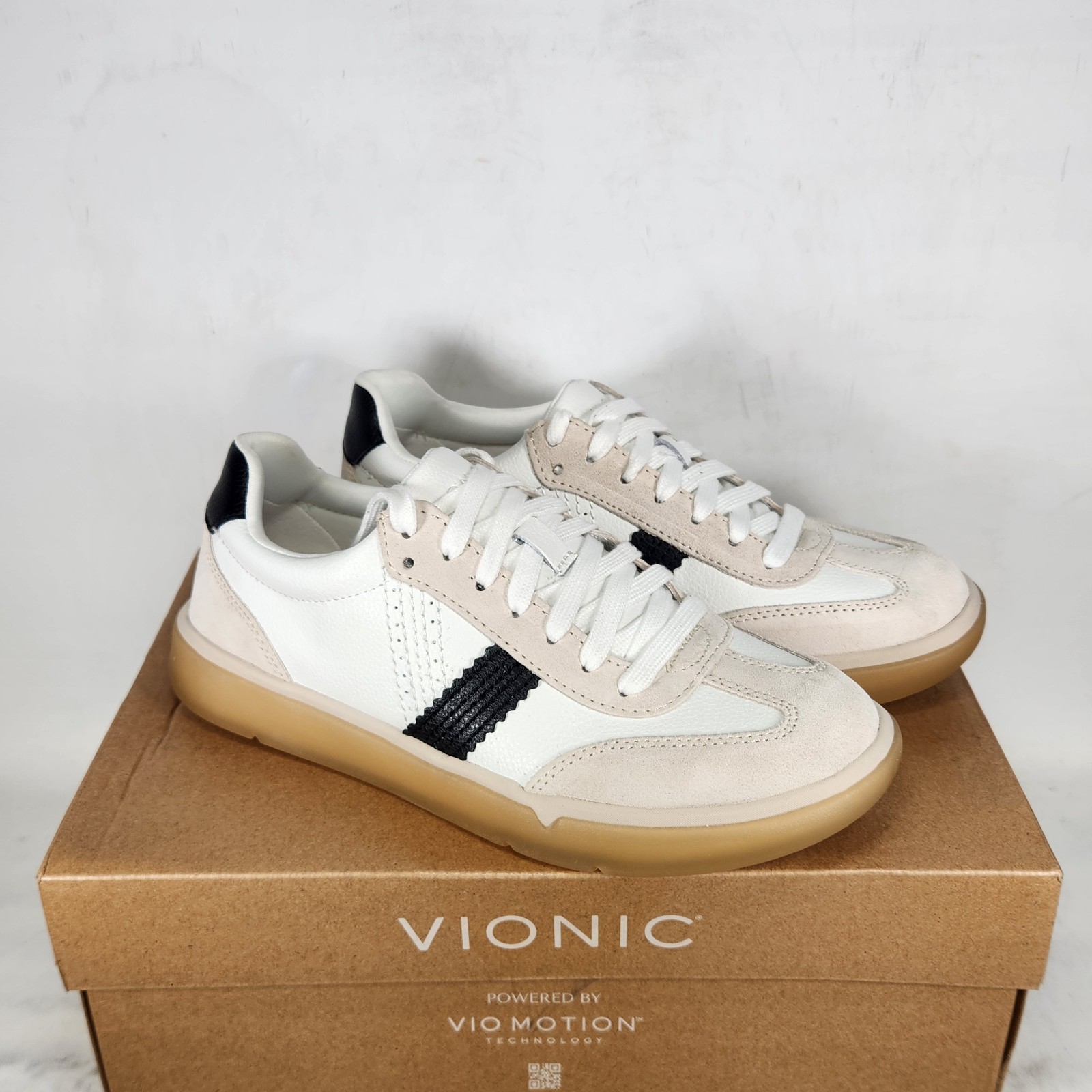 7.5 WIDE – Vionic City Walk – White Black Beige SUEDE LEATHER – Womens