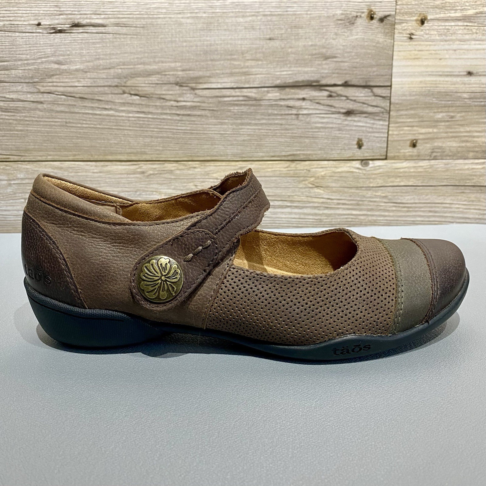 Taos Bravo Mary Jane Flats Brown Gray Leather Womens 7W Wide Comfort Closed Toe