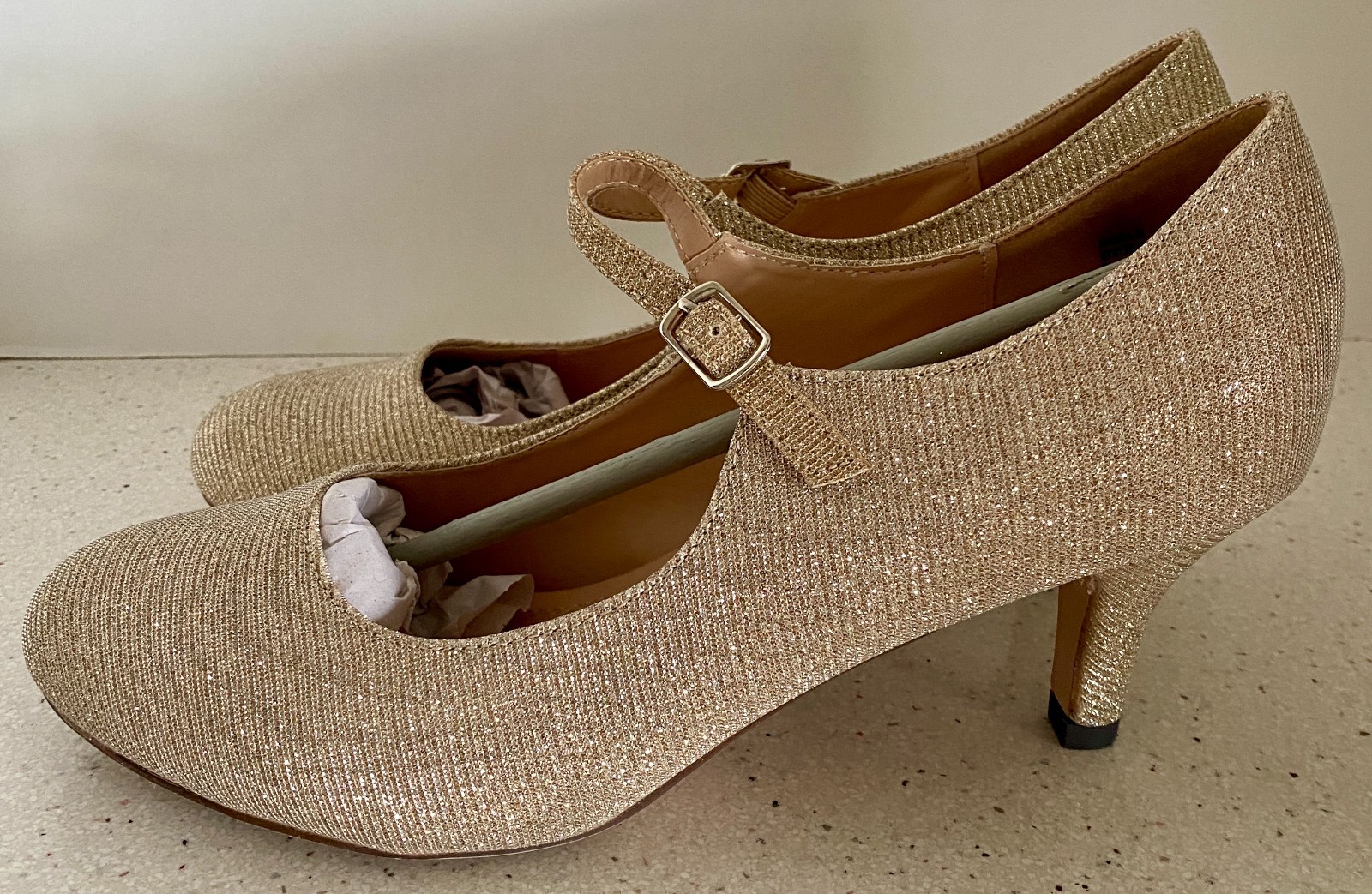 Chase & Chloe Guilty Heart Classic Mary Jane Heels Nude Glitter Size 8 M KONA-2