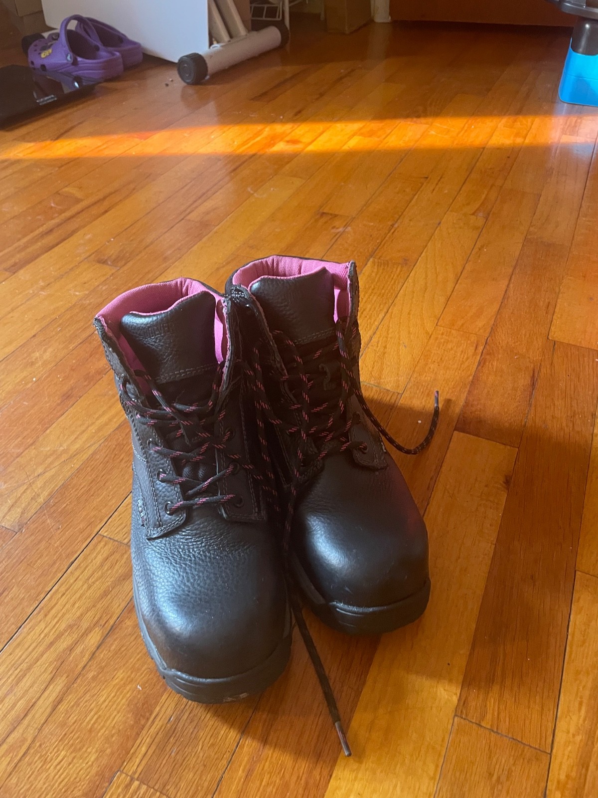 womans work boots size 9 Wolverine
