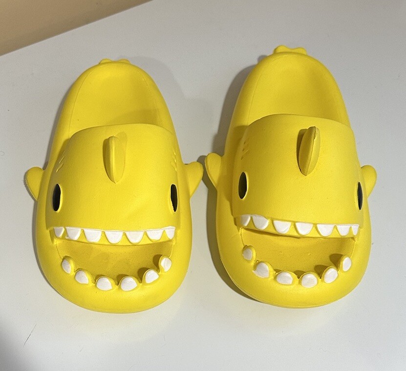 Shark Slippers Sandals Flip-Flops * YELLOW *US 9-1/2 ( 42/ 43 ) Unisex *NEW