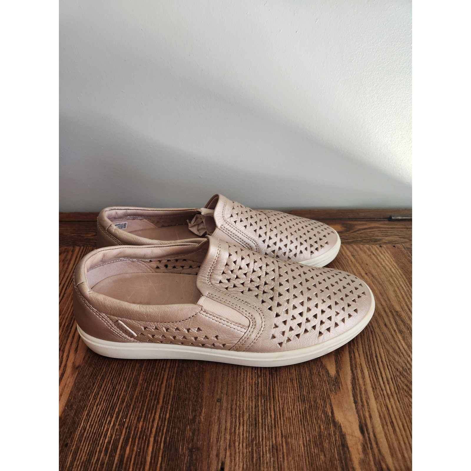 ECCO Women’s Soft 7 Laser Cut Slip on Sneakers Champagne Metallic Finish Sz 9