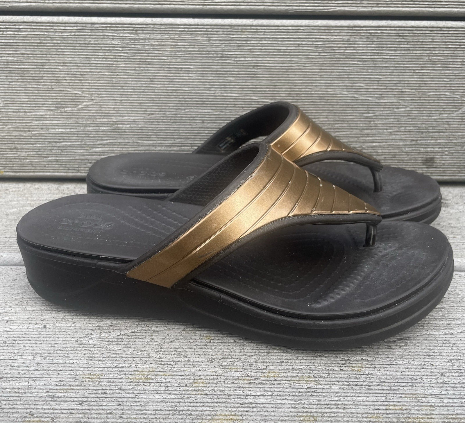 Crocs Monterey Dark Brown Wedge Metal Gold Flip Flop Thong Sandals Sz women’s 7