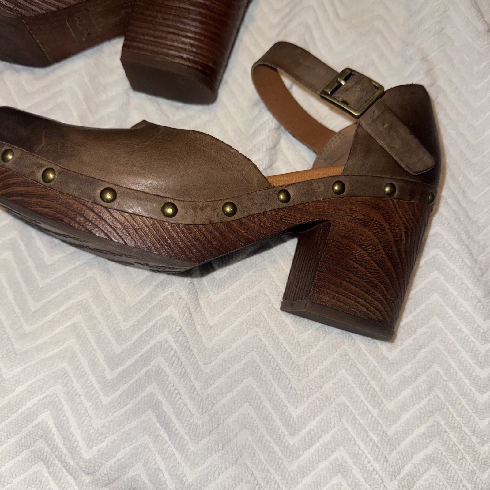 Korks Evah Clog Chunky Wood Heel Mushroom Brown Leather Studded Strap Y2K Sz 8