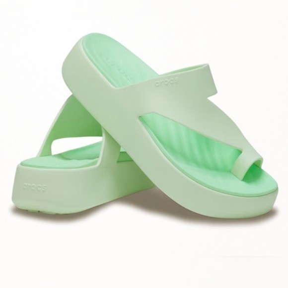 NEW – Crocs Getaway Platform Toe Loop Size 5