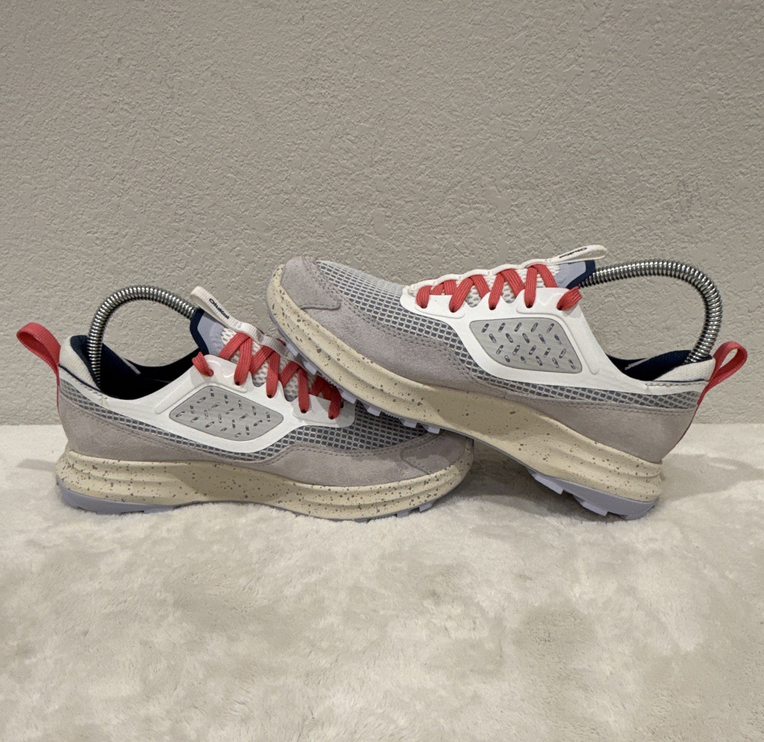 OluKai Mākiki Women’s Sz 7 Mesh Lace-Up Low Top Sneakers Gray/White/Red Rubber