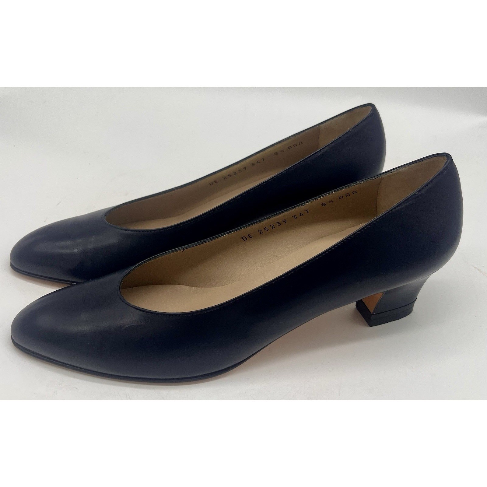 Vintage Salvatore Ferragamo Navy Leather Pumps Low Heel Size 8.5 AAA Made Italy