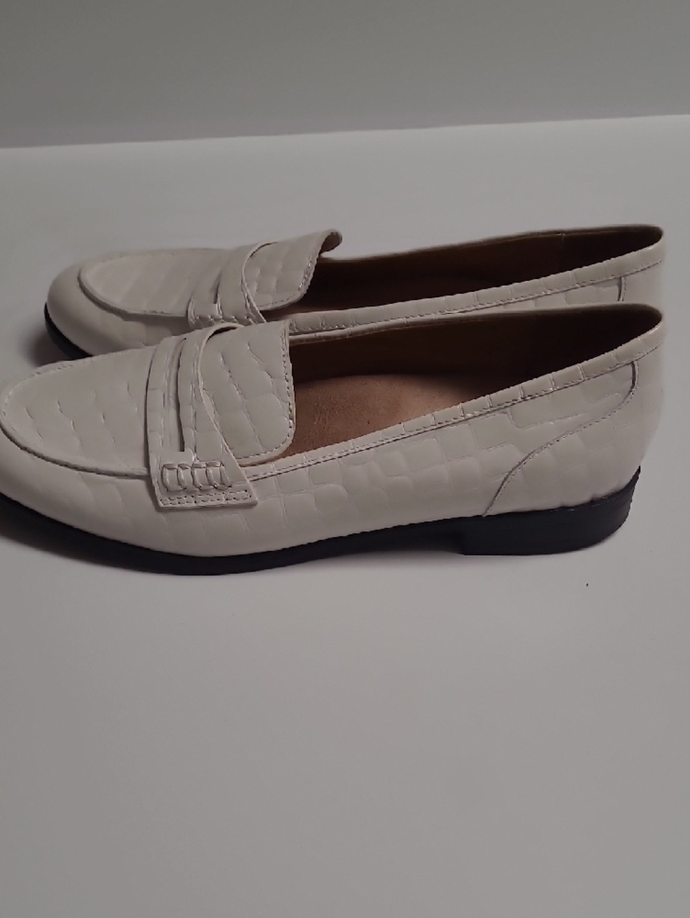 Naturalizer Mia White Leather Penny Loafers with Croc-Embossed Finish – Size 9W
