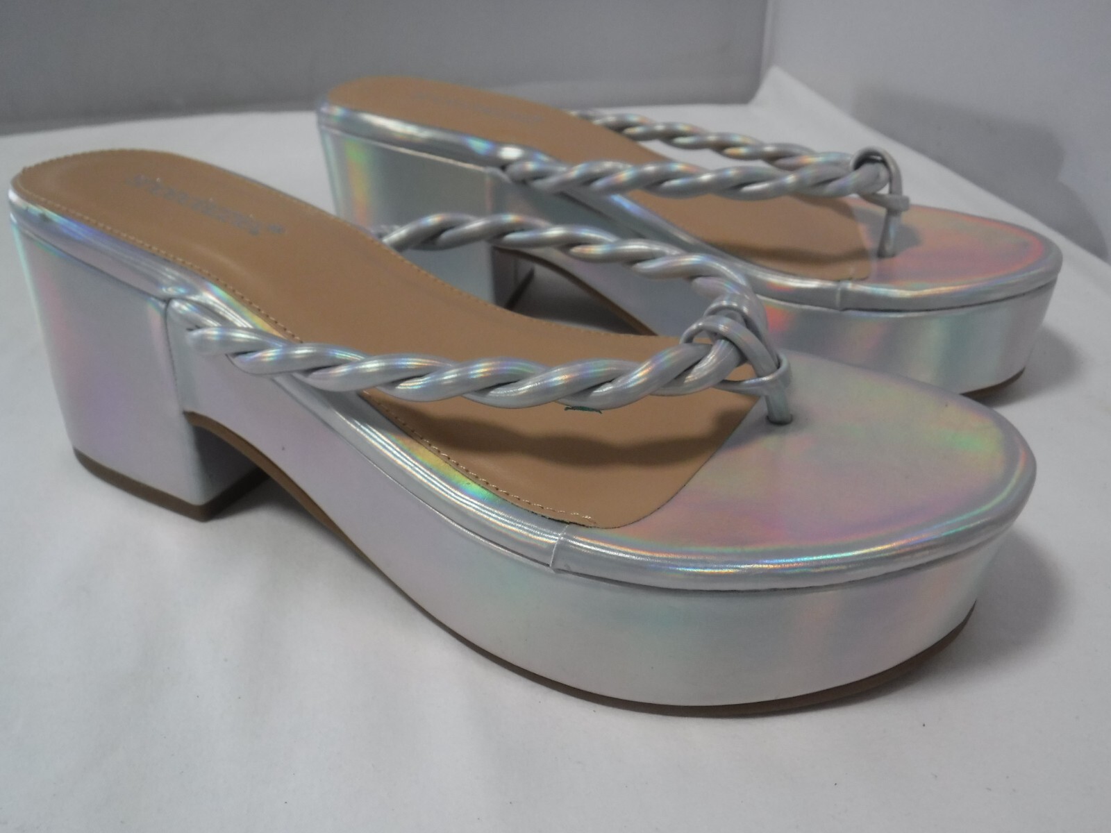 PF3 Women’s NWOB Shoedazzle MIRRI White Iridescent Thong Chunky Platform Sandals