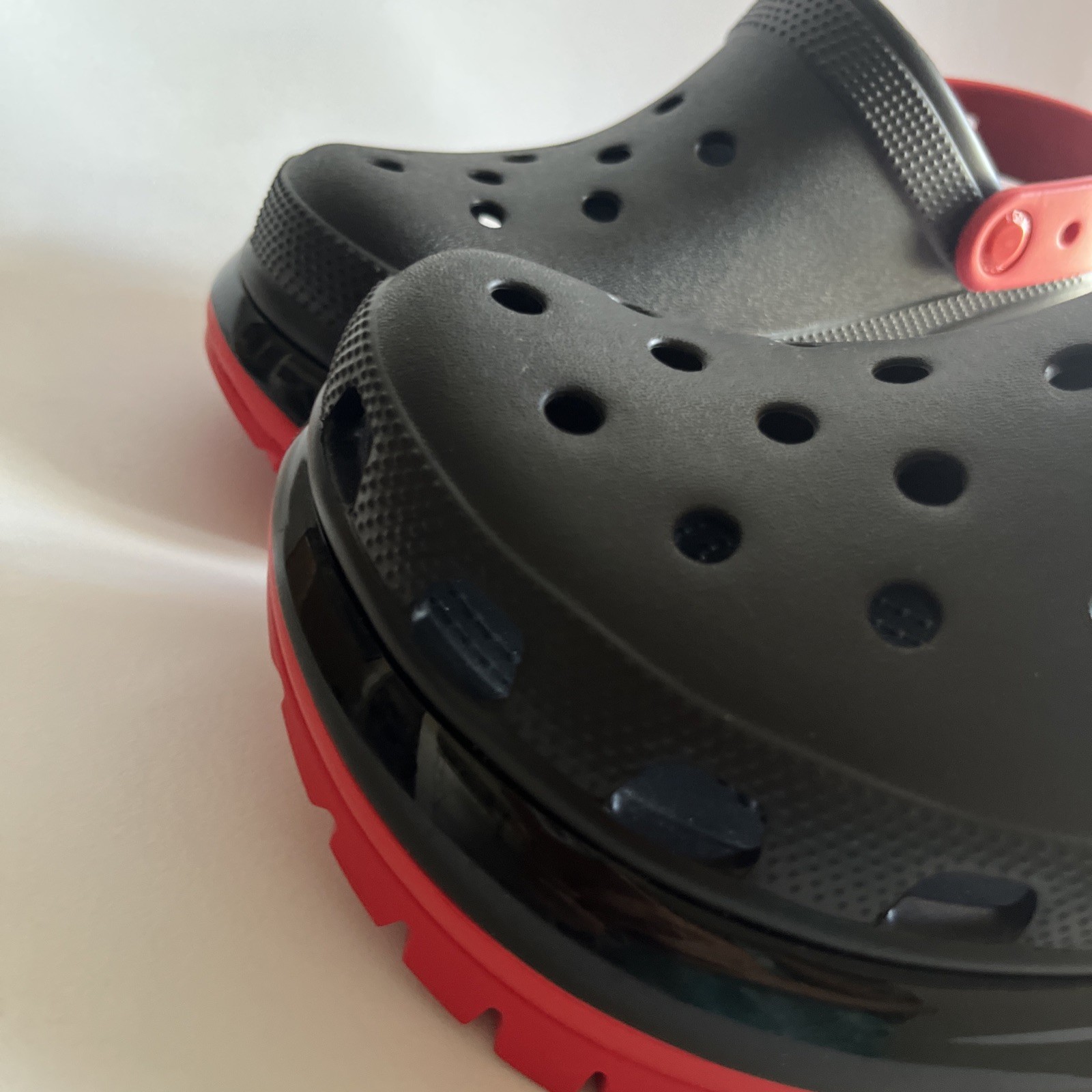 Crocs Mega Crush Clog black red womens Right W7 Left W8 mismatched pair adaptive