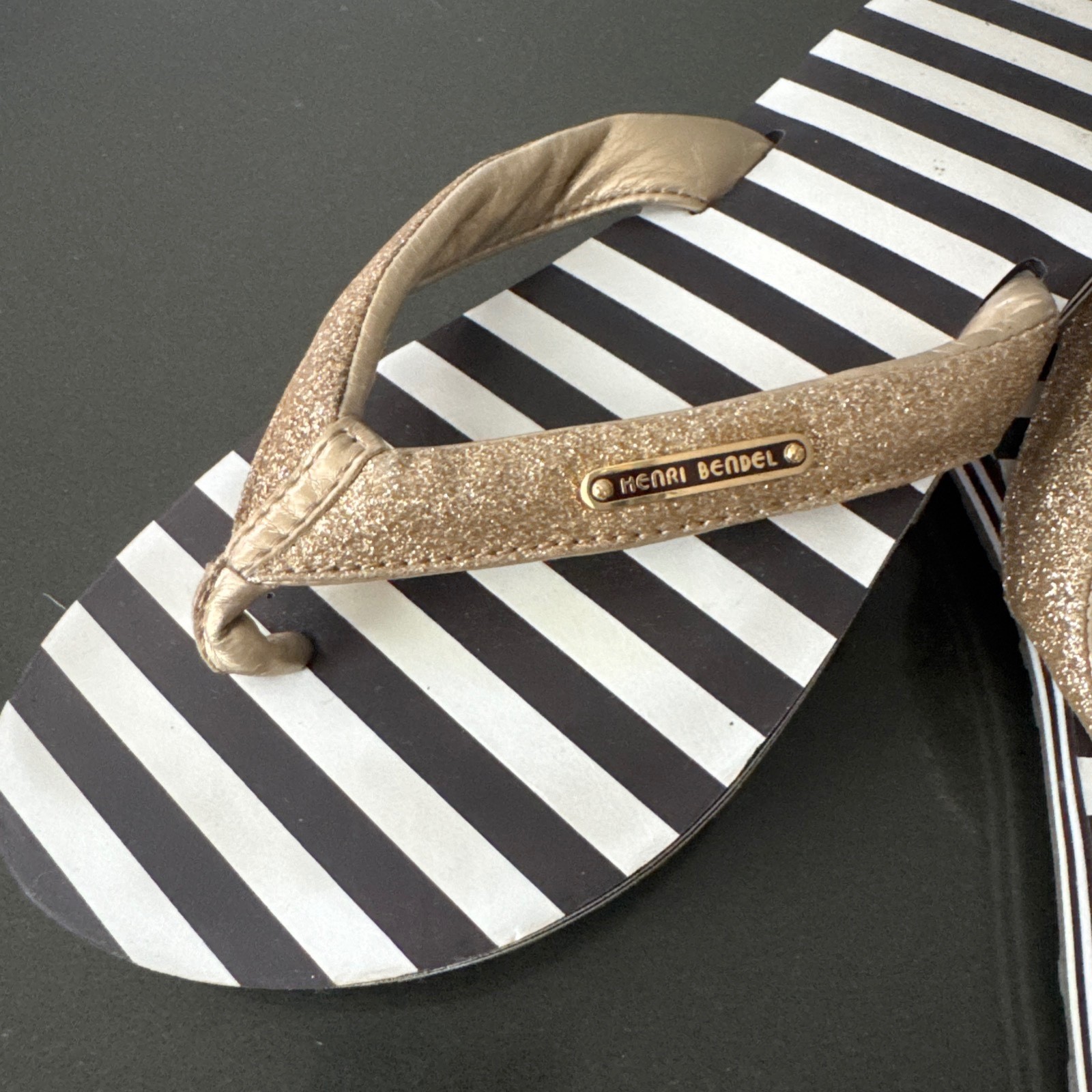 NEW Vtg Henri Bendel Signature GOLD Brown White Striped Flip Flops SZ 9/10 w/Bag