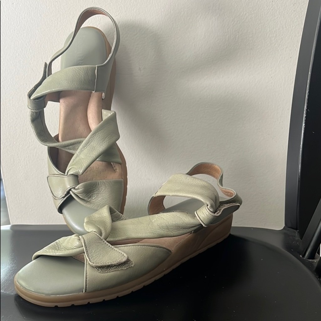BeautiFeel Green Leather Sandals w/ Adjustable Straps and Cushioned Footbed