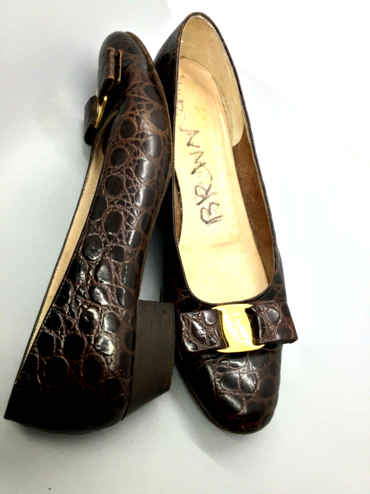 Salvatore Ferragamo Vintage Brown Alligator Print Leather Vara Bow Pumps 8.5AAA